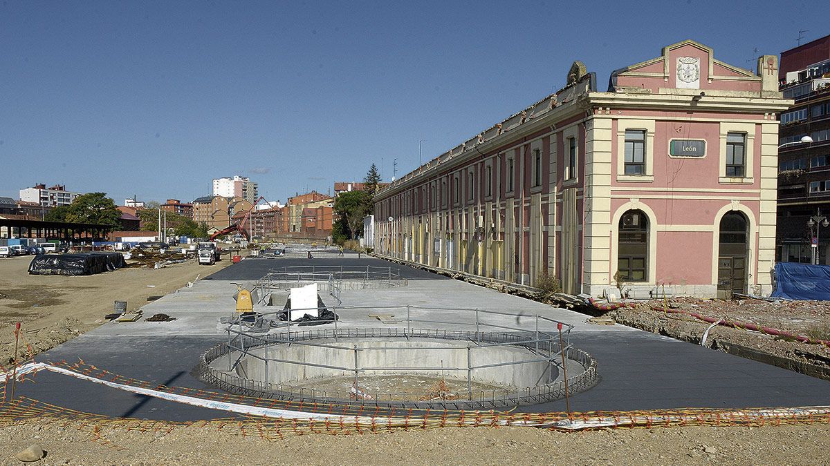 Losa de hormigón que cubrirá las nuevas vías y que albergará un paseo peatonal con grandes orificios circulares que darán luz al andén. | MAURICIO PEÑA