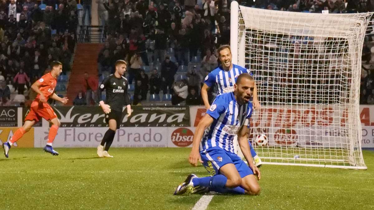 Yuri celebra el gol que dio el triunfo a la Deportiva. | FRANCISCO L. POZO