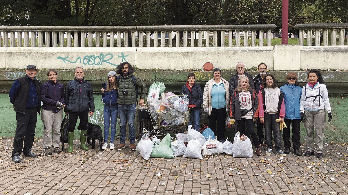 Catorce ‘amigos del mocho’ participaron en la limpieza de este domingo "de puente a puente con gente decente".