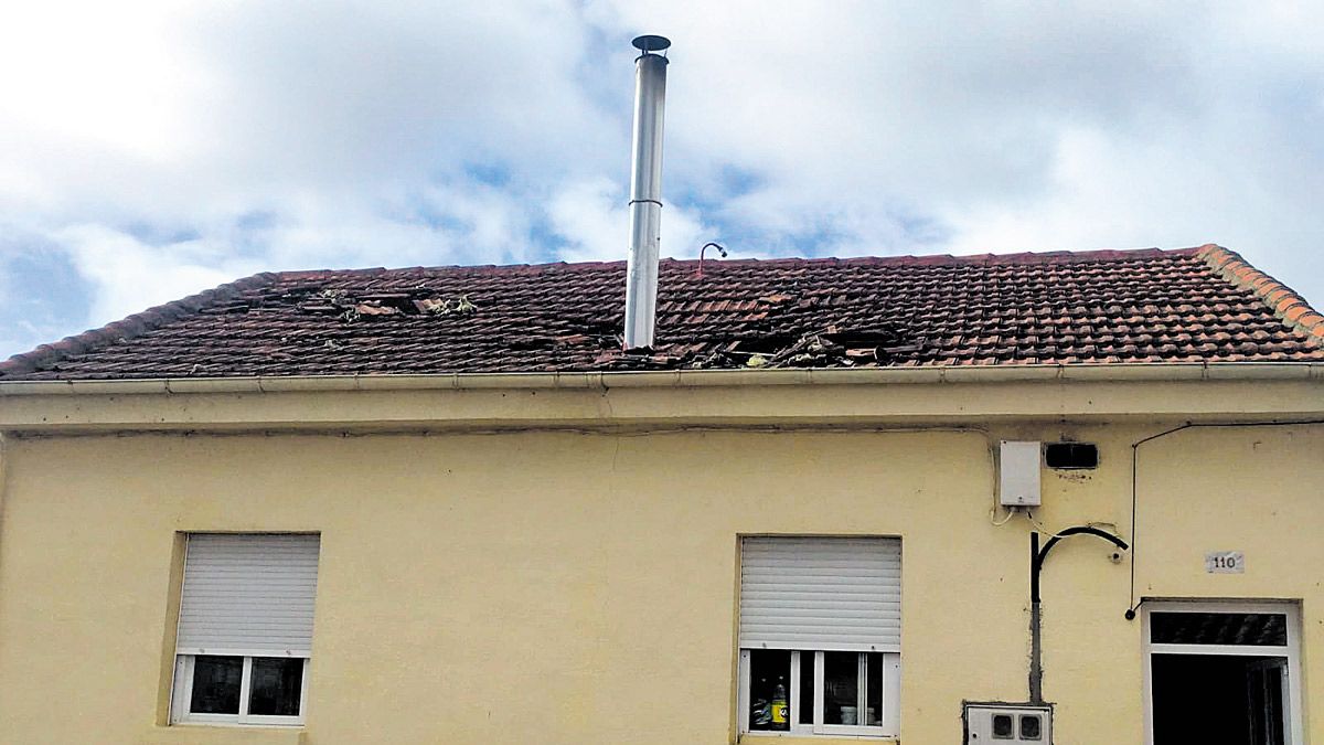 Estado en el que quedó el tejado de la vivienda tras el siniestro. | ABAJO Estado en el que quedó el tejado de la vivienda tras el siniestro. | ABAJO