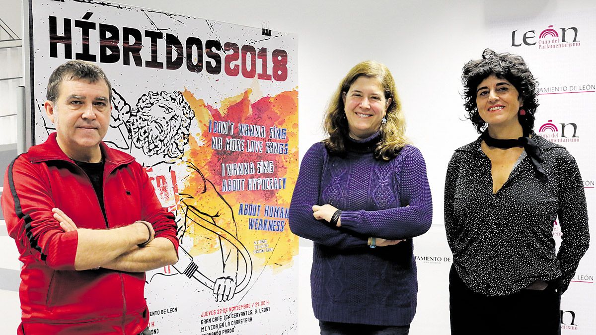 Vicente Muñoz y Silvia Chica con la concejala de Cultura en la presentación de Híbridos. | L.N.C.