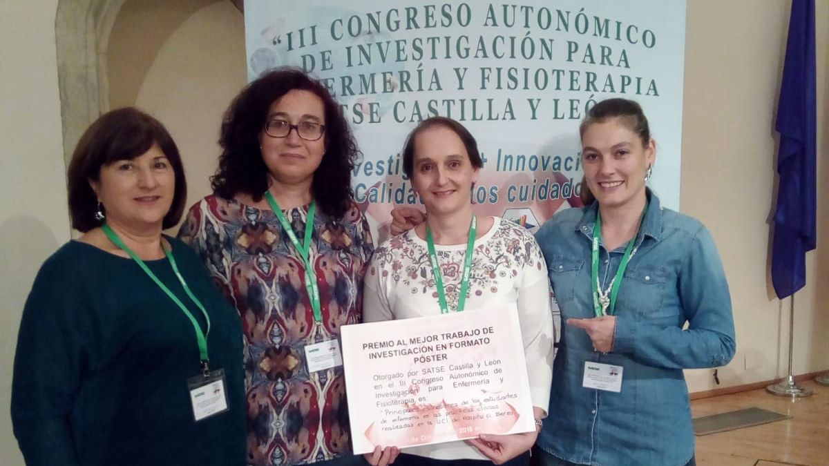 Entrega de uno de los dos reconocimientos recibidos. | L.N.C.