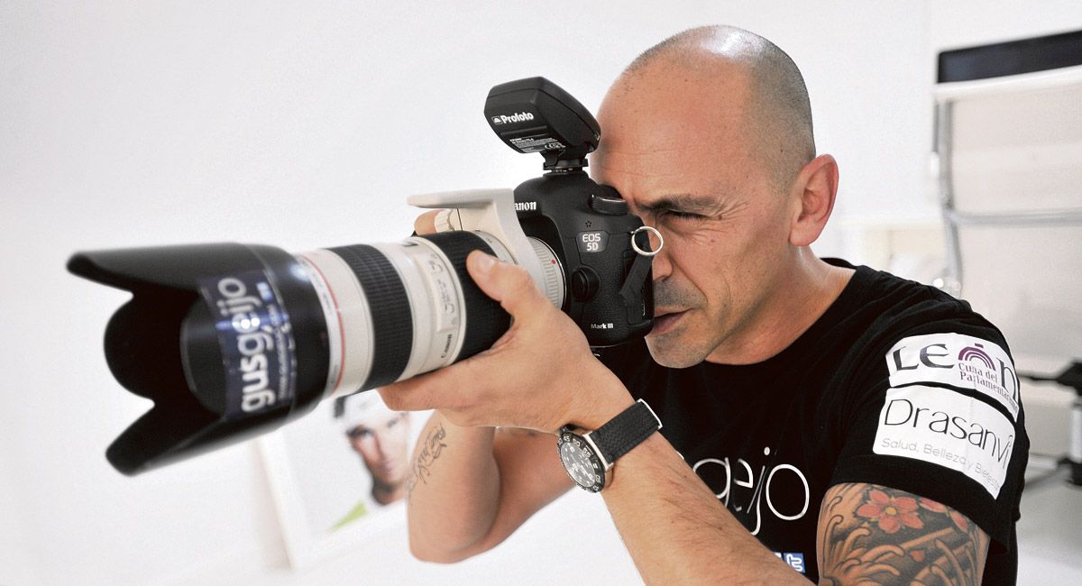 El fotógrafo leonés Gus Geijo en plena sesión de trabajo en su estudio ‘The White Room’. | DANIEL MARTÍN