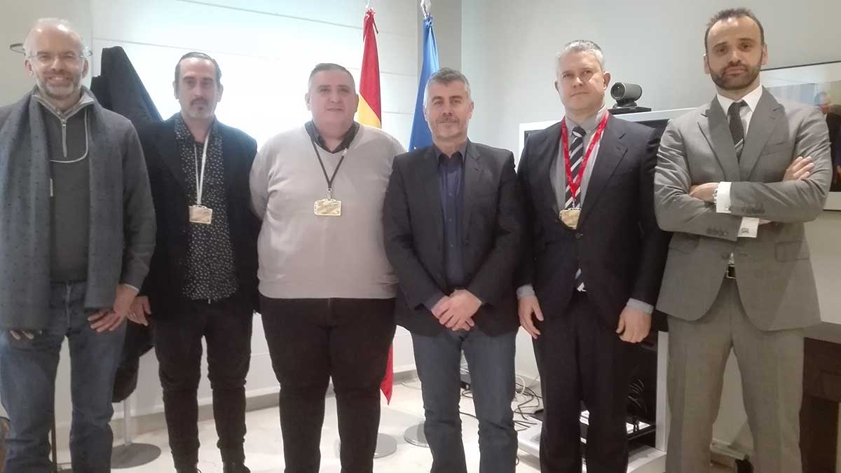 Los representantes de la Red, entre ellos Pedro Lechuga, con el secretario de Estado. | L.N.C.