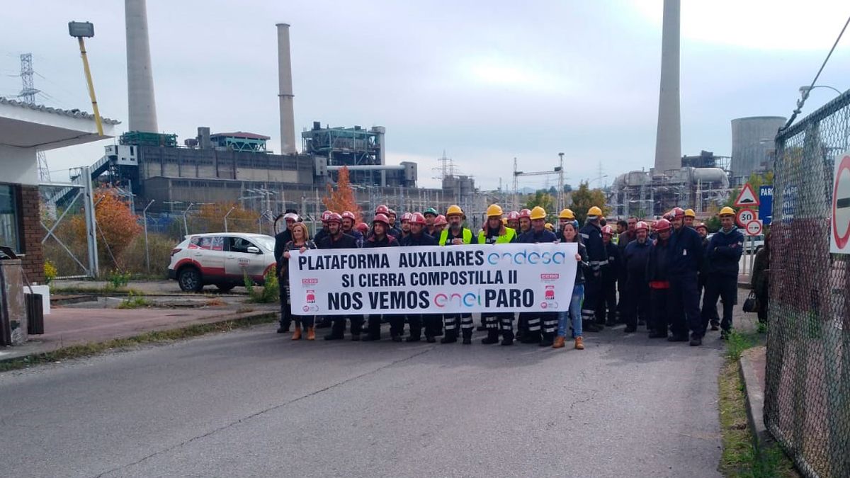 Los trabajadores en uno de sus paros ante Compostilla.