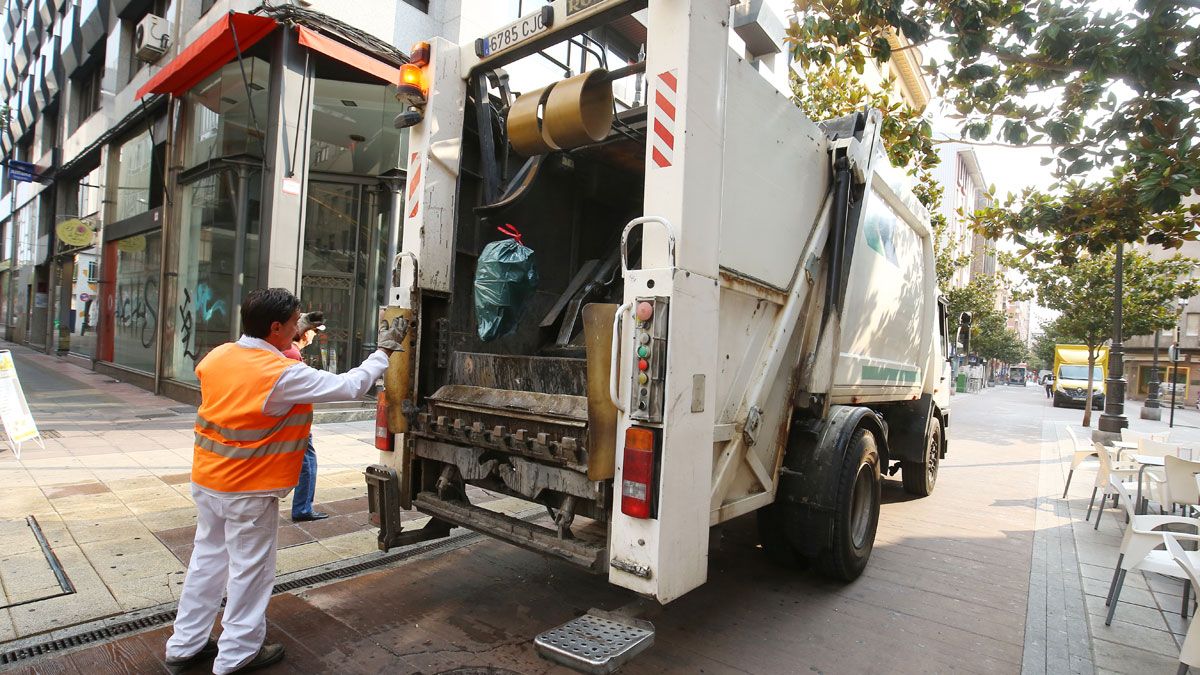 Trabajos de recogida de basura en Ponferrada. | Ical