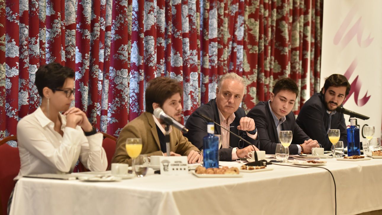 Javier Menéndez con los jóvenes que participaron en la mesa de debate. | SAÚL ARÉN