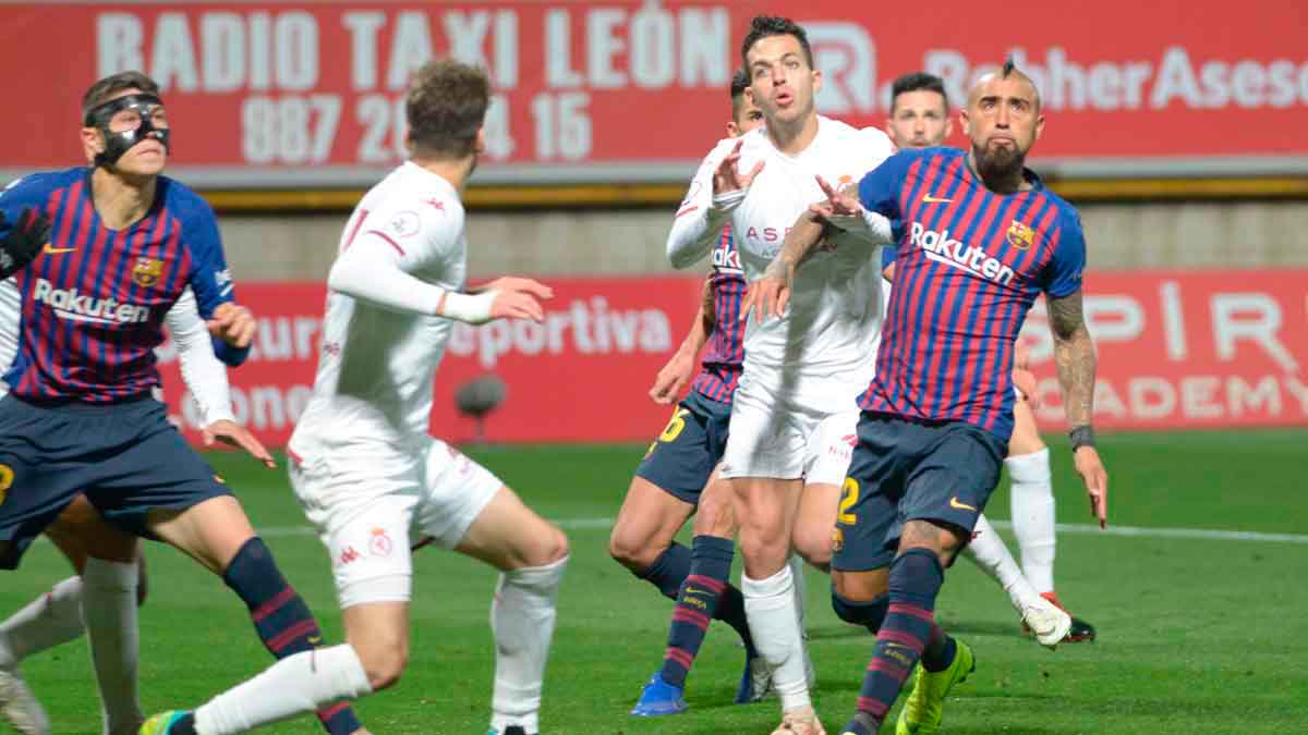 Vicente pelea con Vidal durante el choque ante el Barça. | MAURICIO PEÑA