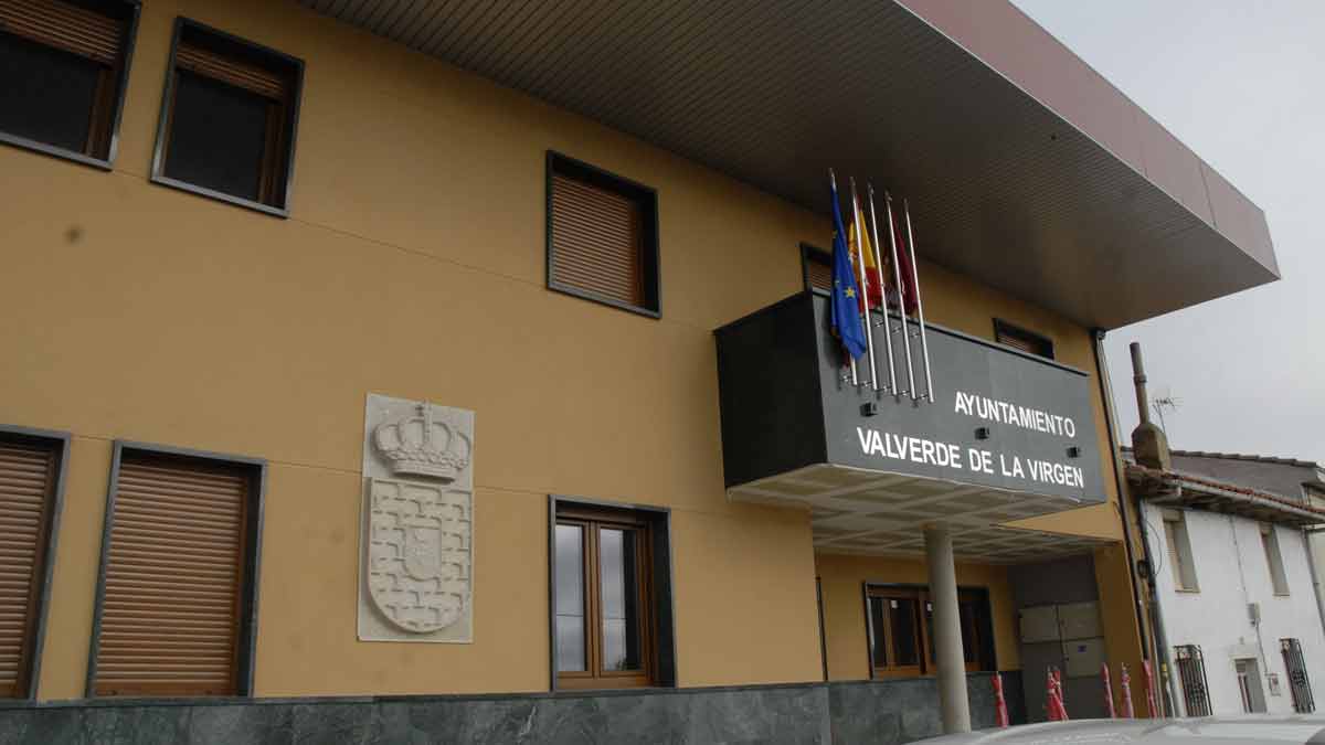 Cinco grupos políticos aspiran a entrar en el Ayuntamiento de Valverde de la Virgen. | MAURICIO PEÑA