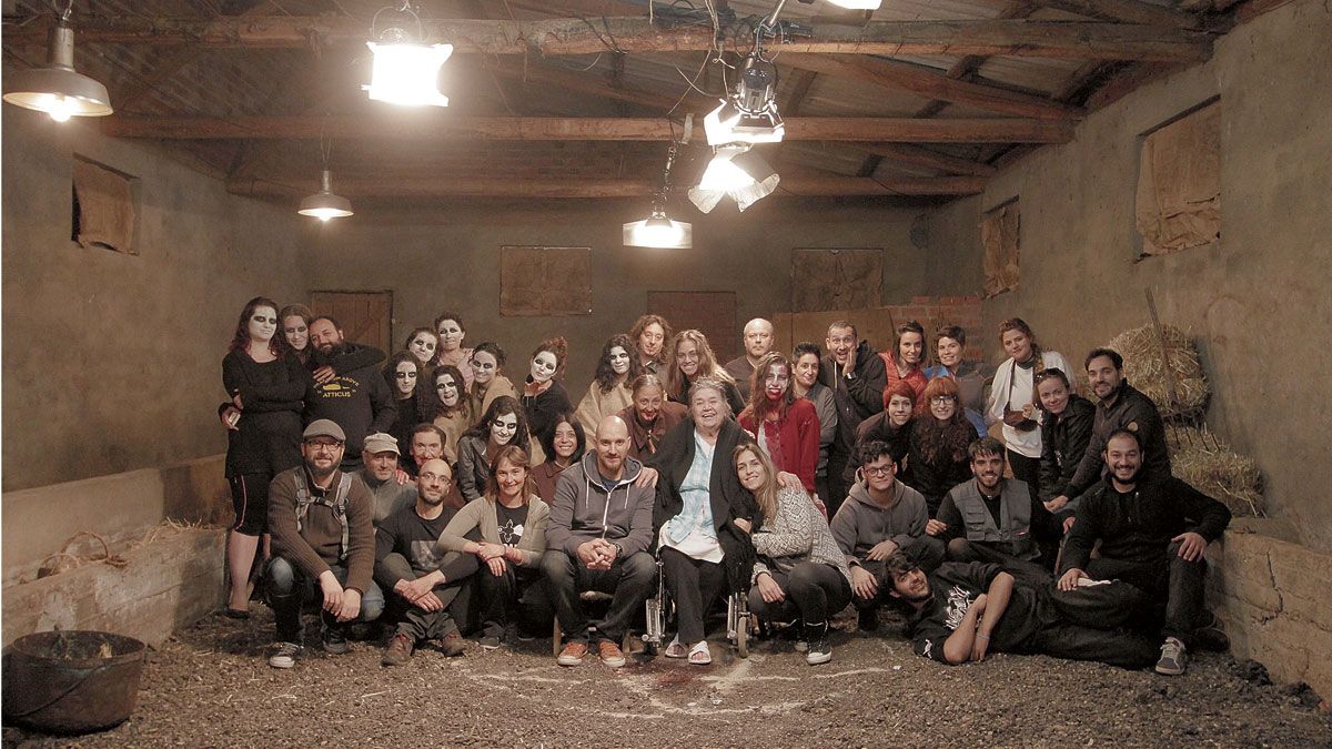 Foto de familia del equipo de ‘La proeza’ en San Román de la Vega, escenario donde se rodó el cortometraje de Isaac Berrocal que hoy se estrena en León.