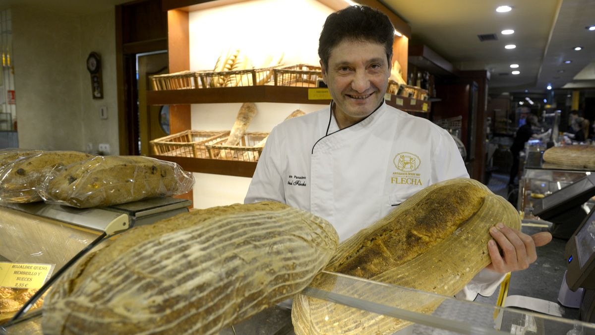 Manuel Flecha, en la panadería de Eras de Renueva. | MAURICIO PEÑA