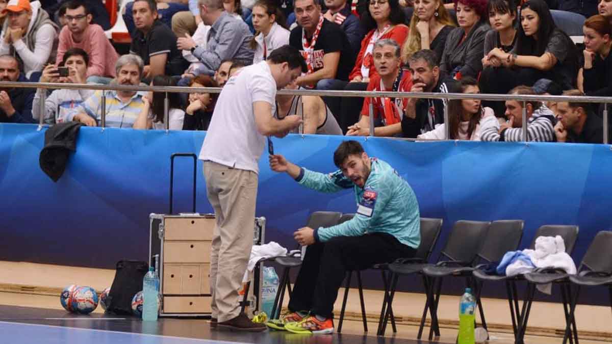 Slavic es atendido en el banquillo de Bucarest tras sufrir su lesión. | JAVIER QUINTANA