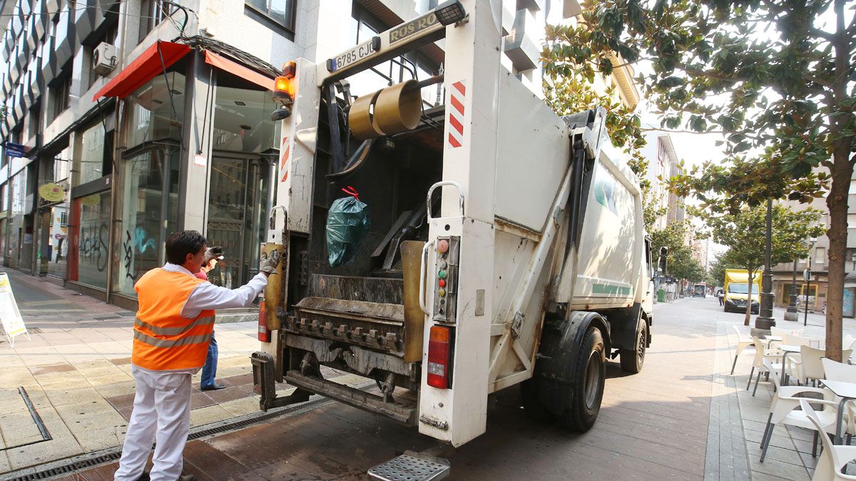 Trabajadores del servicio de recogida de basura en Ponferrada. | C.S. (ICAL)