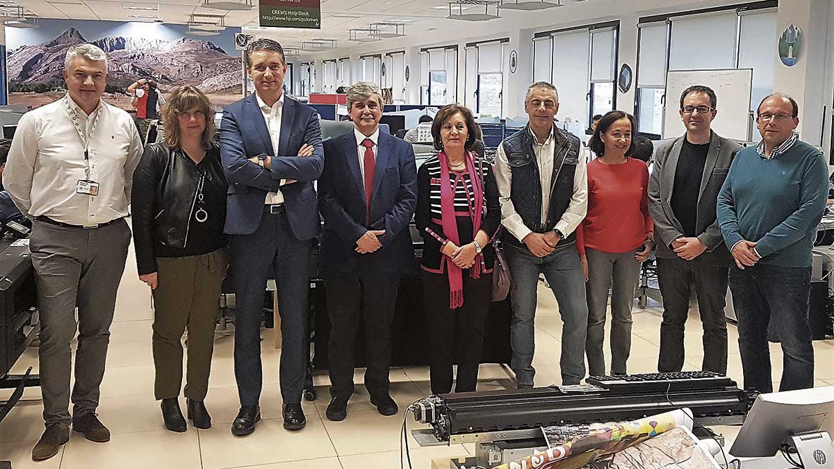 Foto de familia de los participantes en la visita que los representantes de la Universidad de León cursaron a la empresa HP-SCDS. | L.N.C.
