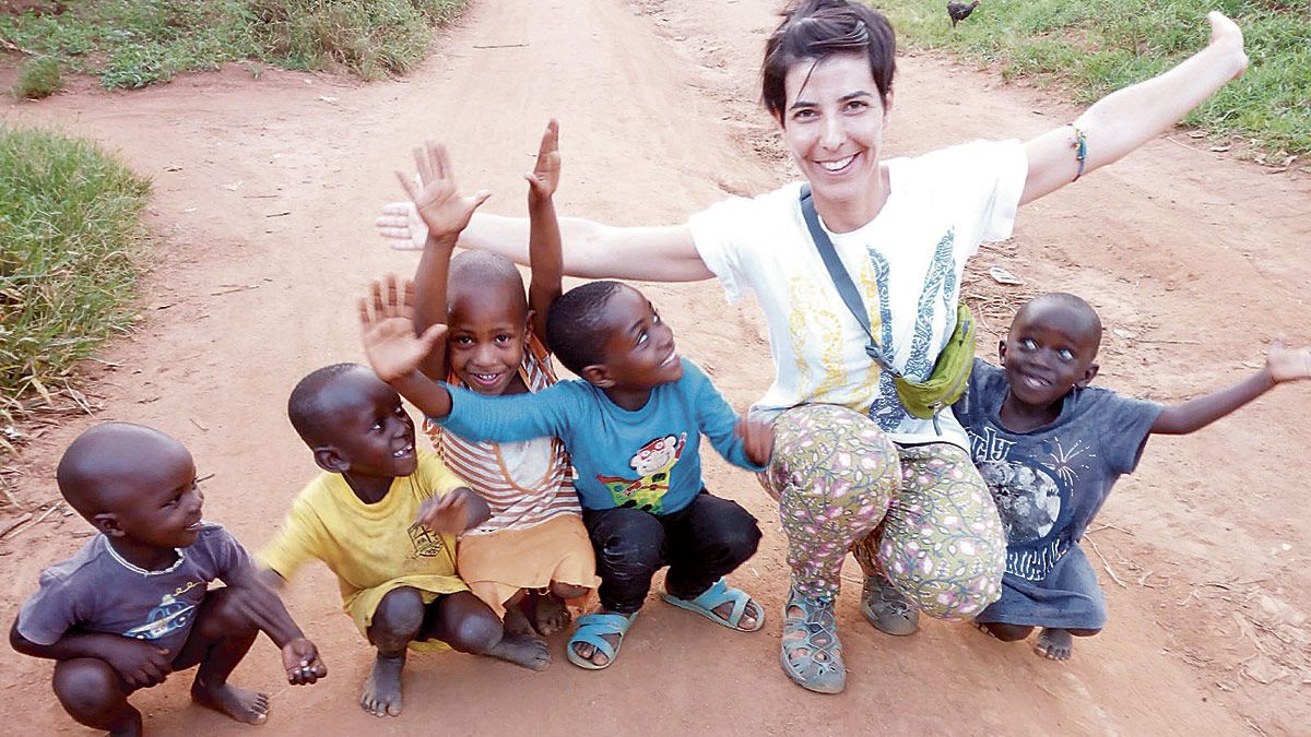 Raquel con varios pequeños de la zona durante su voluntariado con Babies.