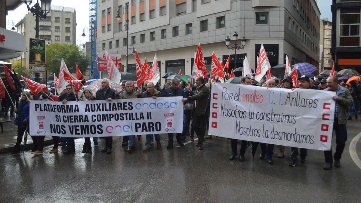Manifestación de los trabajadores de las subcontratas de Endesa en Compostilla ayer en Ponferrada. | A. CARDENAL
