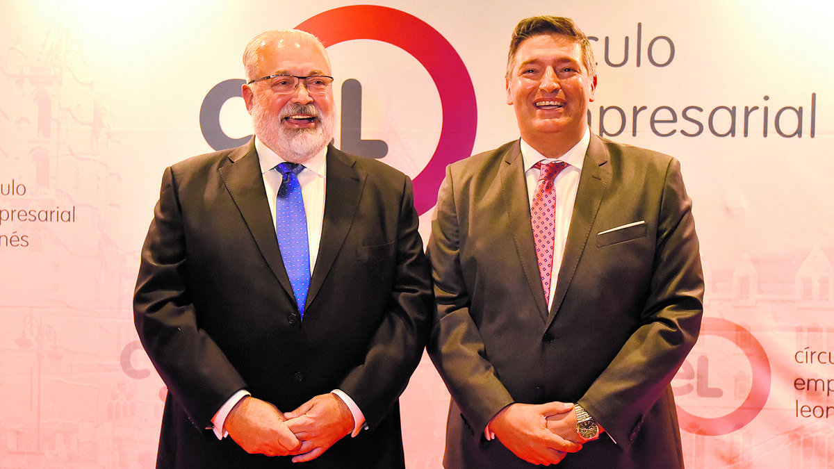 Manuel Rilo y Julio César Álvarez, durante la entrega del 'Círculo de Oro'. | SAÚL ARÉN