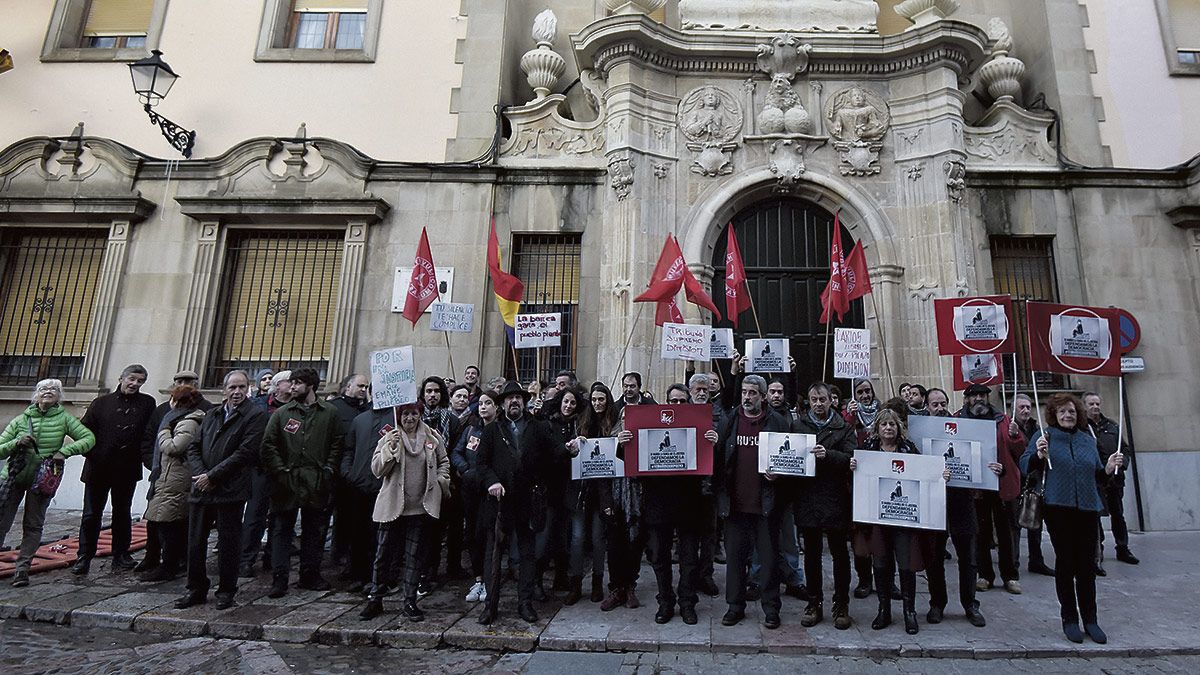 Imagen de la concentración celebrada este sábado a las puertas de la Audiencia Provincial de León. | SAÚL ARÉN