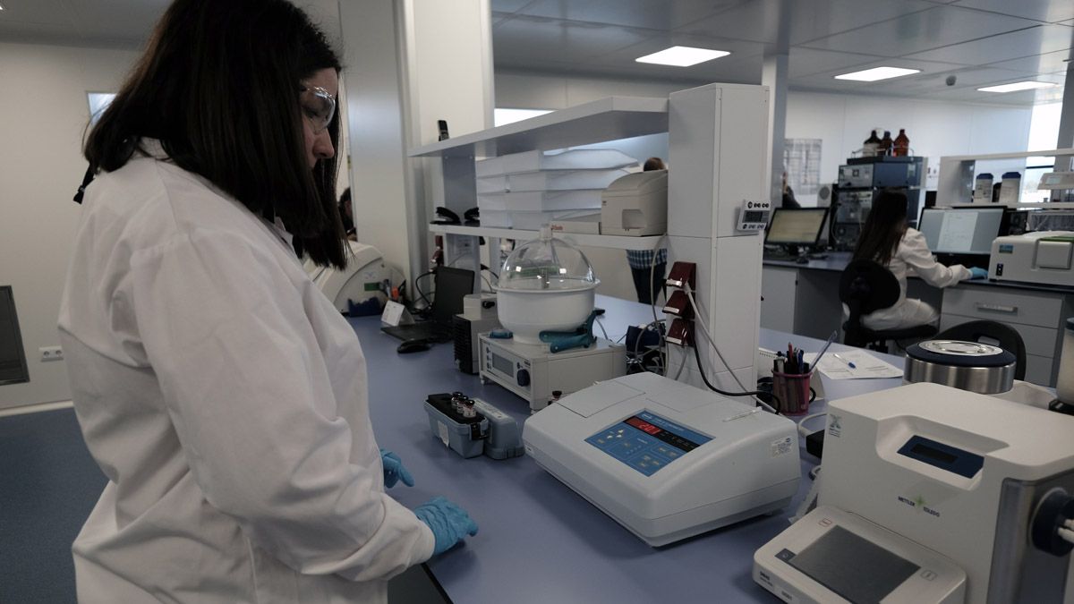 Una mujer trabaja en un laboratorio ubicado en Navatejera. | DANIEL MARTÍN