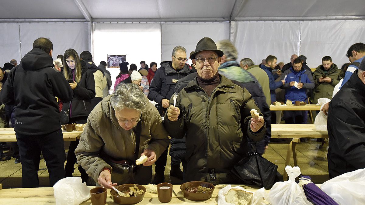 La degustación de cecina, longaniza y morcilla volvió a triunfar. | SAÚL ARÉN