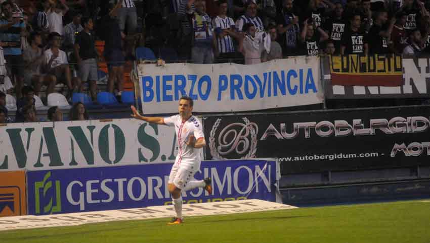 Gallar celebra uno de los goles marcados hace dos años en El Toralín. | DANIEL MARTIN