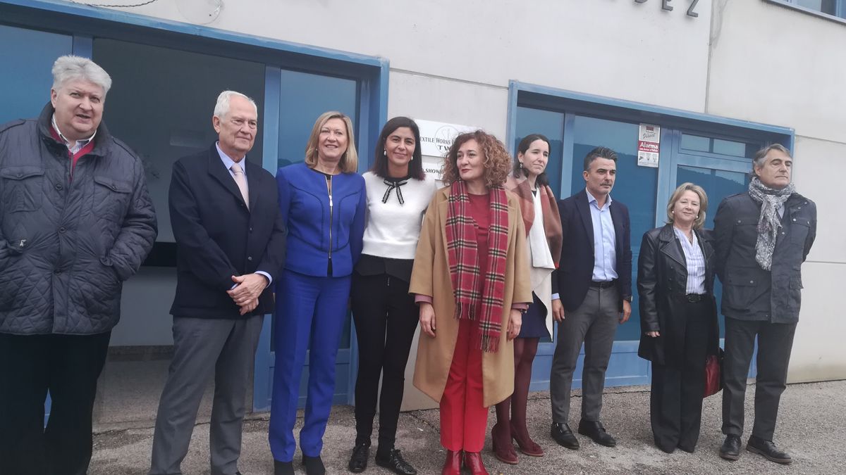 Del Olmo en su visita al atelier de Silvia Fernández en Ponferrada. | M.I.