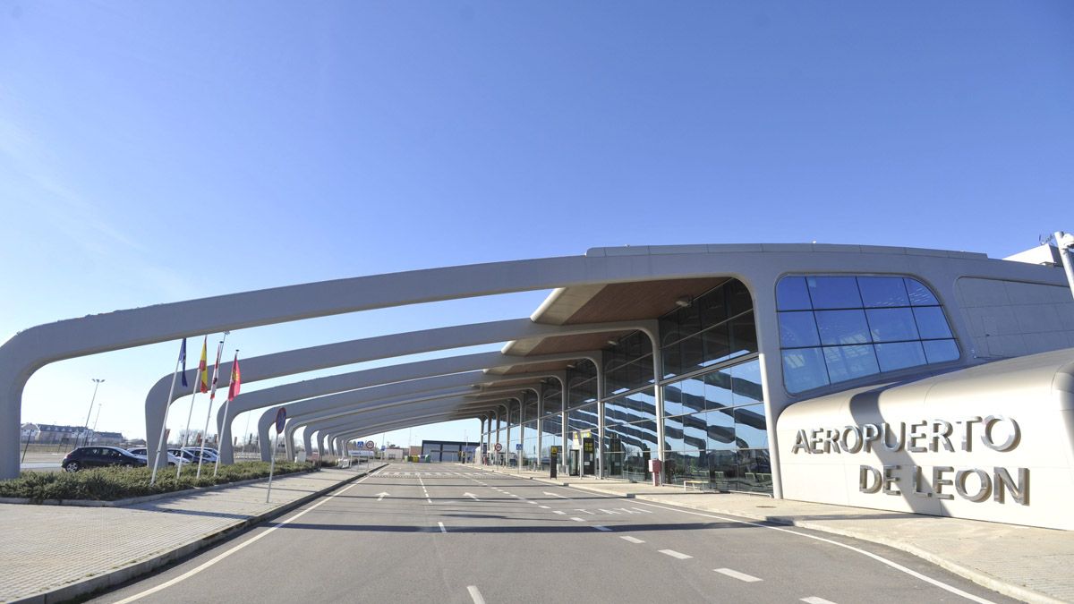 Imagen exterior de la terminal del aeropuerto de León, que entre los meses de enero y octubre ha dado servicio a 49.350 pasajeros. | DANIEL MARTÍN