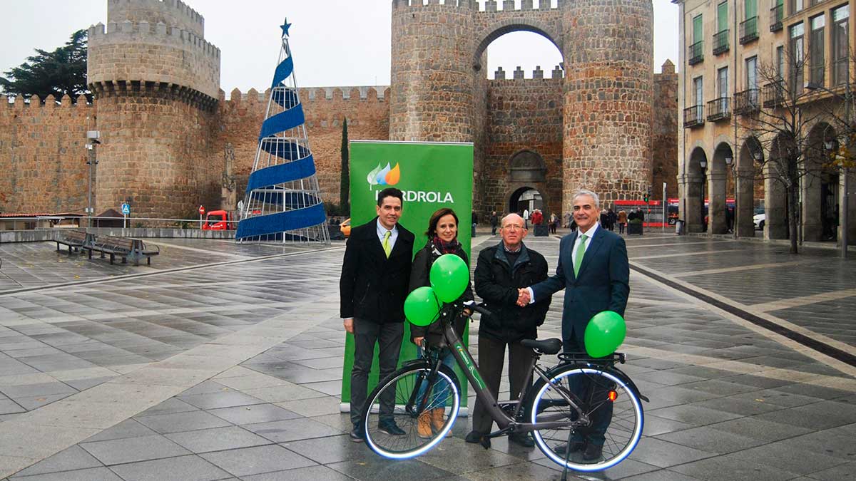 Un cliente de Iberdrola de Tormellas (Ávila), premiado con una bicicleta eléctrica por contratar ‘Planes a Tu Medida’. | L.N.C.
