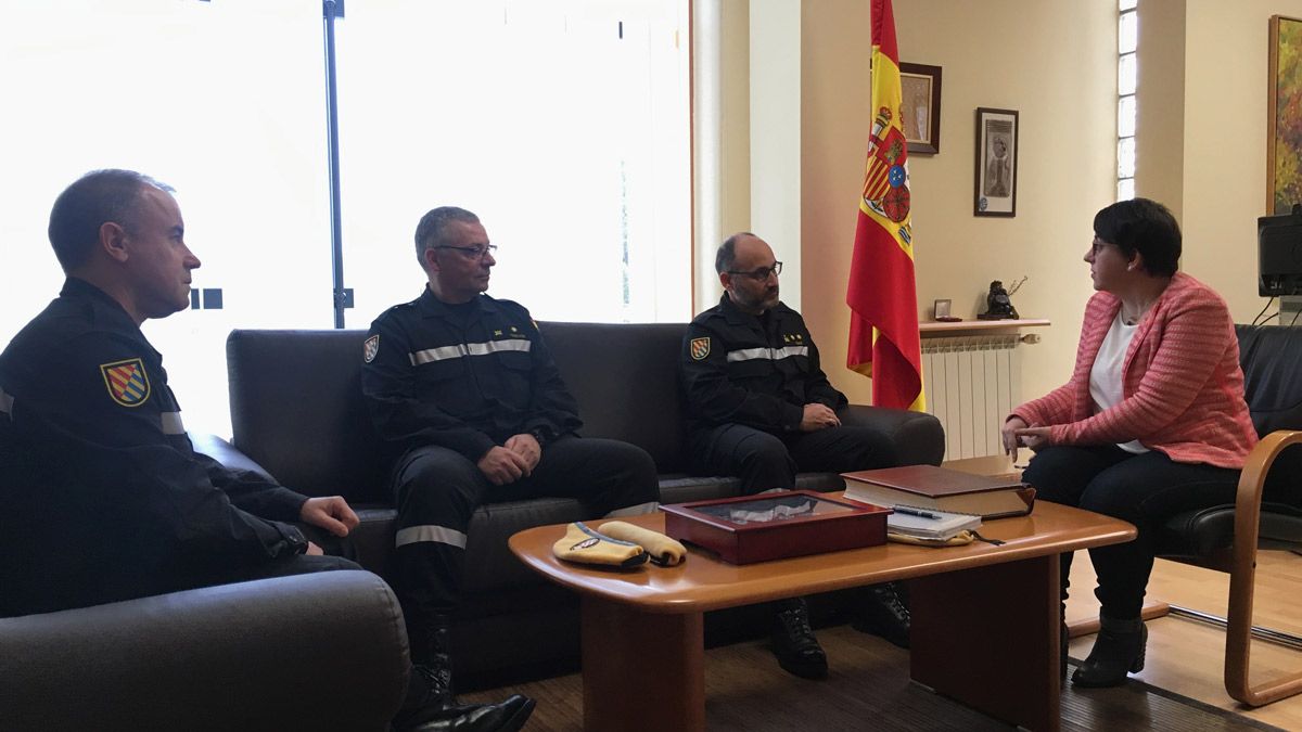 Un instante de la reunión de la alcaldesa de San Andrés del Rabanedo con responsables de la UME. | L.N.C.