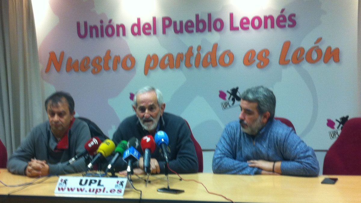 El secretario general de Ugal-UPA, Matías Llorente, flanqueado por el secretario provincial de UGT (I), Enrique Reguero, y el de CCOO, Xosepe Vega. | L.N.C.