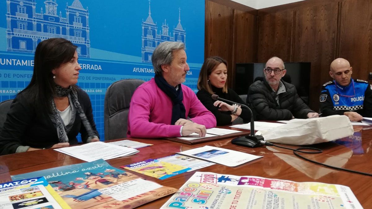 El concejal de Bienestar Social, Pedro Muñoz, junto a técnicos del área y colaboradores.| L.N.C.