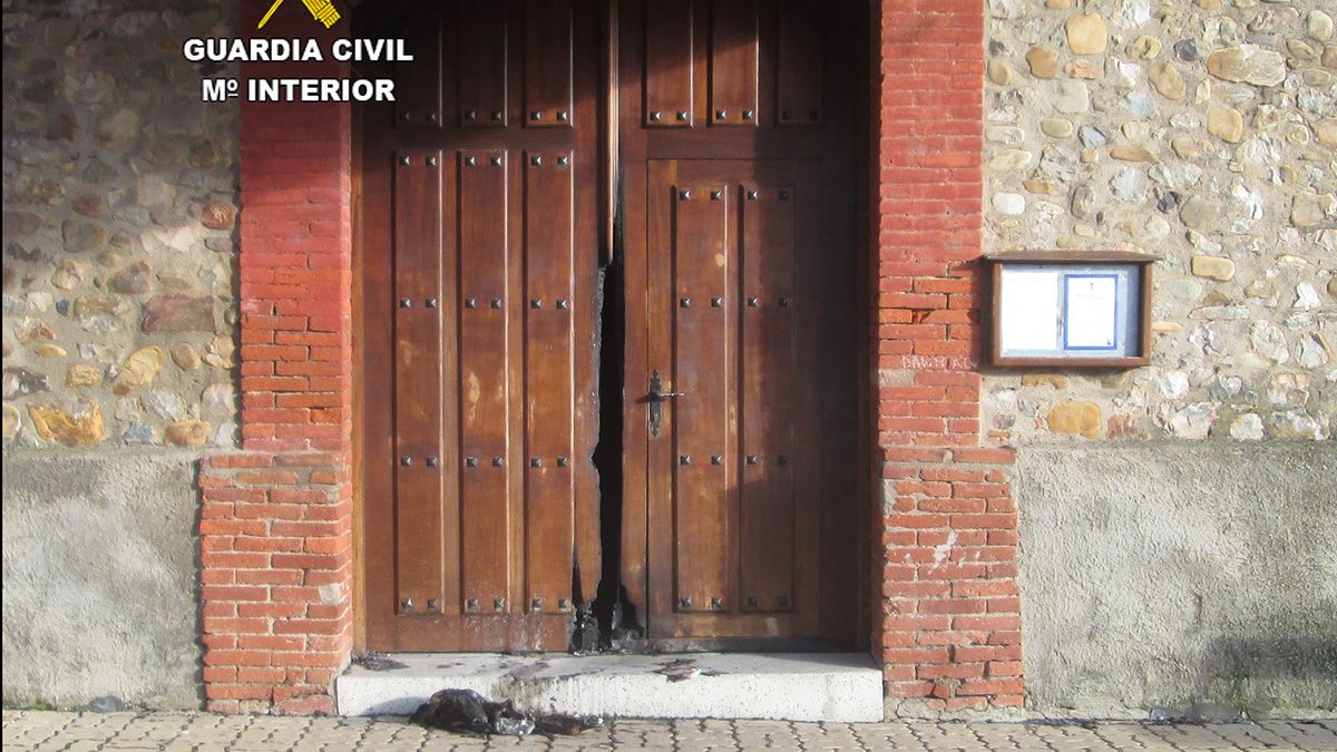 Daños ocasionados en la puerta de la iglesia de Llamas de la Ribera. | GC