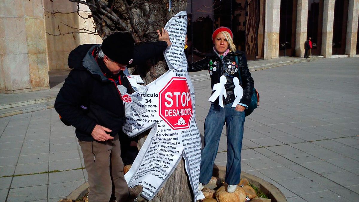 Stop Desahucios coloca el monigote 'Innocentius' frente al edificio de la Junta en León. | L.N.C.
