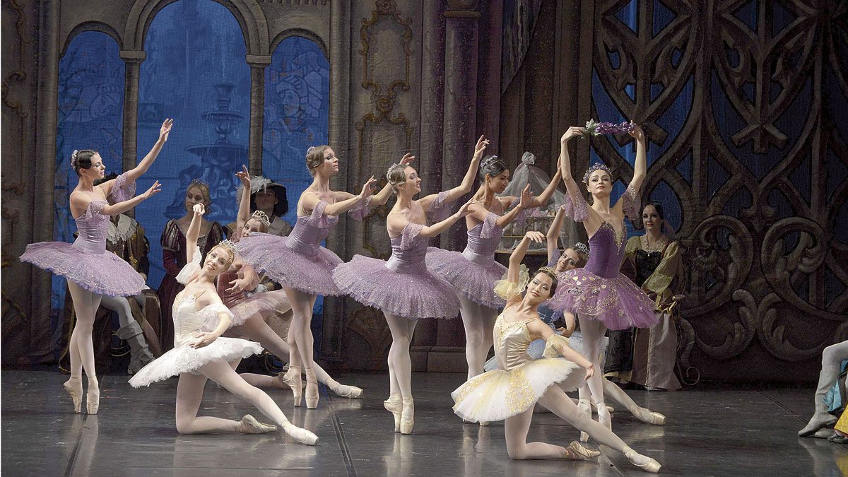 El cuerpo de baile del Ballet Nacional Ruso de Sergei Radchenko en una de sus habituales representaciones en el Auditorio de León. | MAURICIO PEÑA