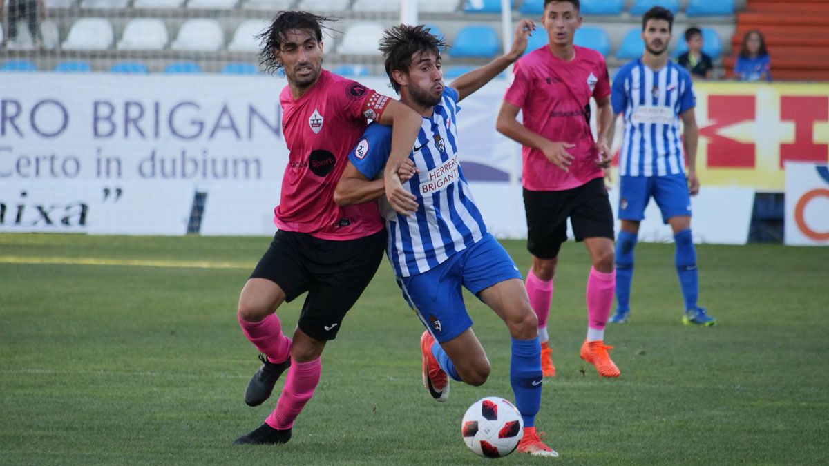 Jorge García forcejea con un jugador del Sanse. | FRANCISCO L. POZO