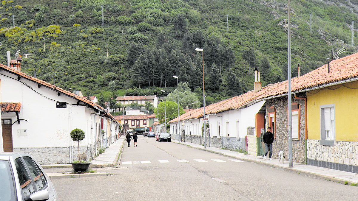 Imagen de archivo de las ‘casas bajas’ de Ciñera, de las que se subastan nueve viviendas unifamiliares. | E. NIÑO