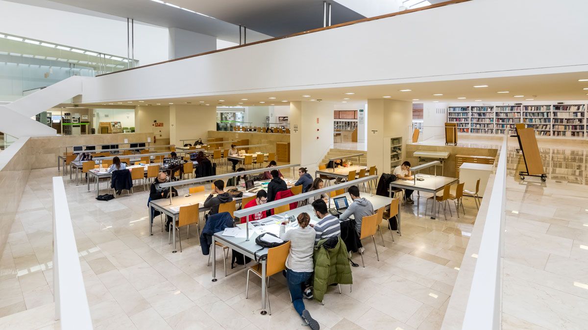 Alumnos en la biblioteca del campus de la ULE en Ponferrada. | L.N.C.