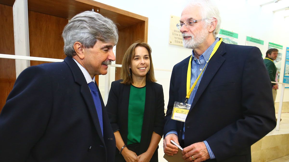 El rector de la Universidad de León, Junto a la subdirector de la ESTIA Flor Álvarez y el investigador canadiense Wener Kurz. | Ical