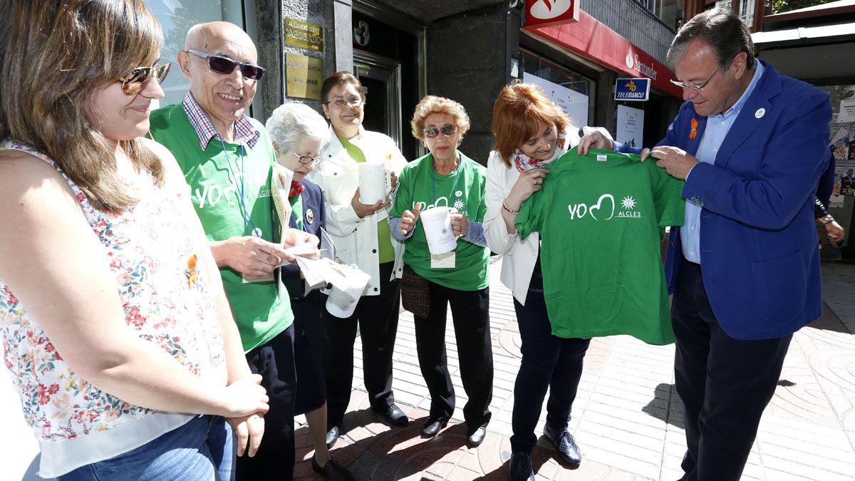 El candidato del PP a la Alcaldía de León, Antonio Silván, participa en la cuestación de la Asociación de Lucha Contra la Leucemia y Enfermedades de la Sangre. | CARLOS S. CAMPILLO (ICAL)