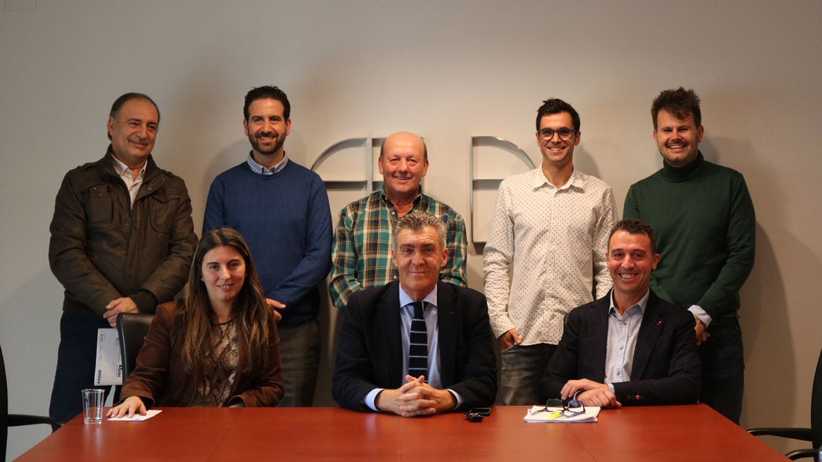 El presidente de la Fele con los representantes de las empresas galardonadas. | L.N.C.