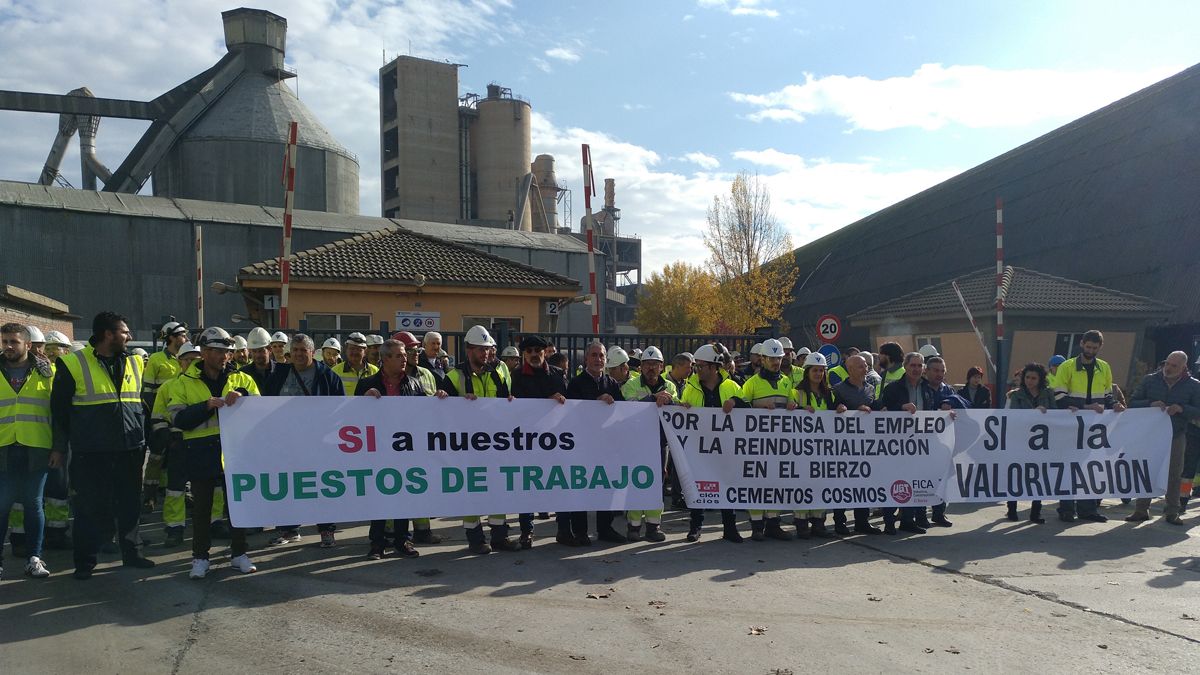 Los trabajadores de Cosmos apostados a las puertas de la central. | MAR IGLESIAS