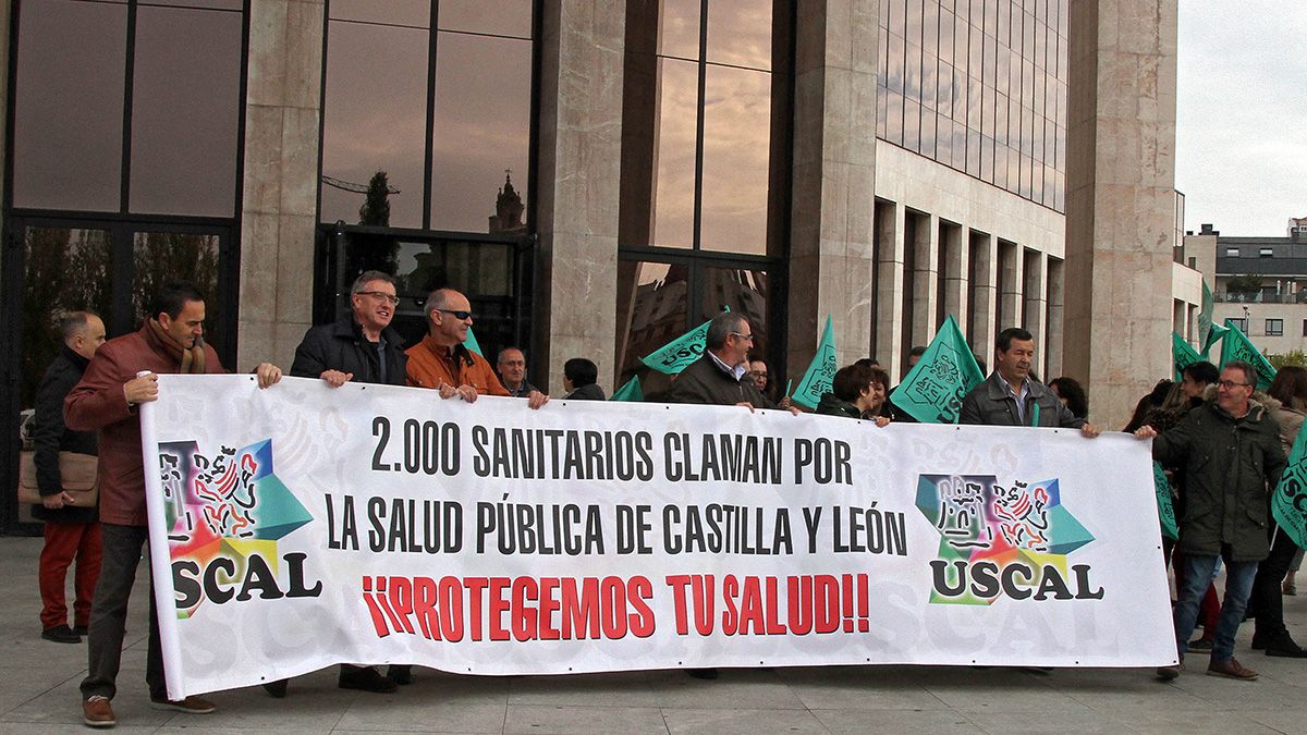 Los sanitarios de León se concentran a las puertas de la Delegación Territorial de León. | ICAL