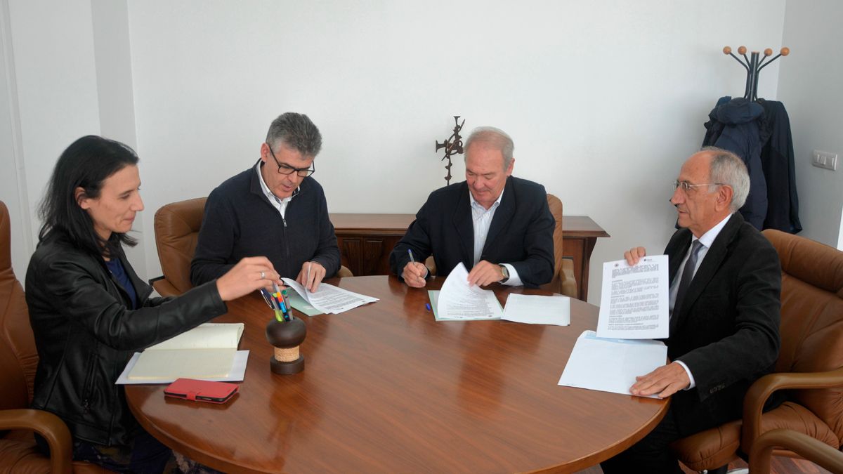 Firma del acuerdo en las instalaciones de UNED Ponferrada. | L.N.C.a