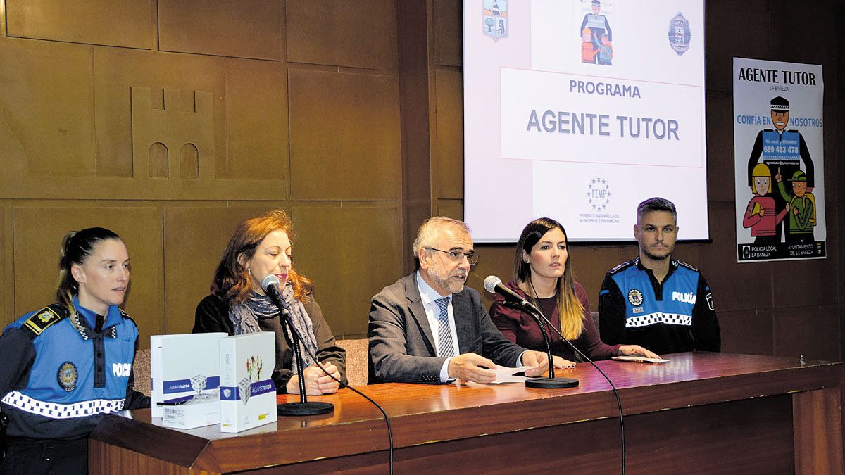 La presentación del Agente tutor de la Policía Local de La Bañeza coincidió con la apertura de las jornadas. | PRIETO