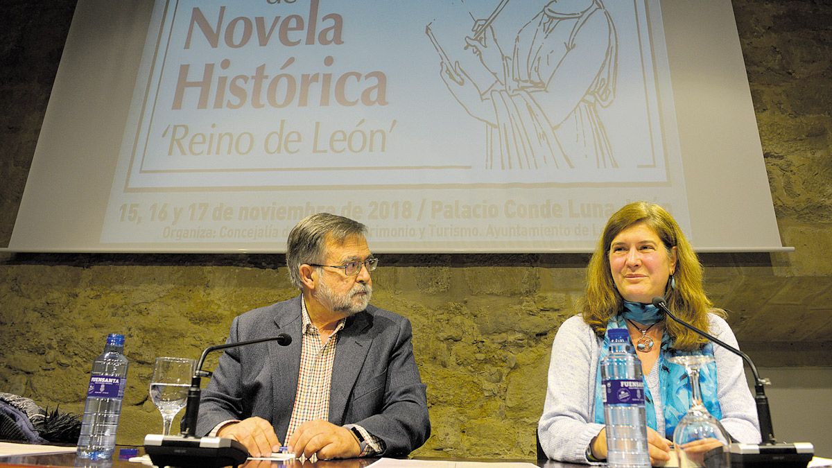 José Calvo Poyato presentó 'El último tesoro visigodo' acompañado por Margarita Torres. | MAURICIO PEÑA