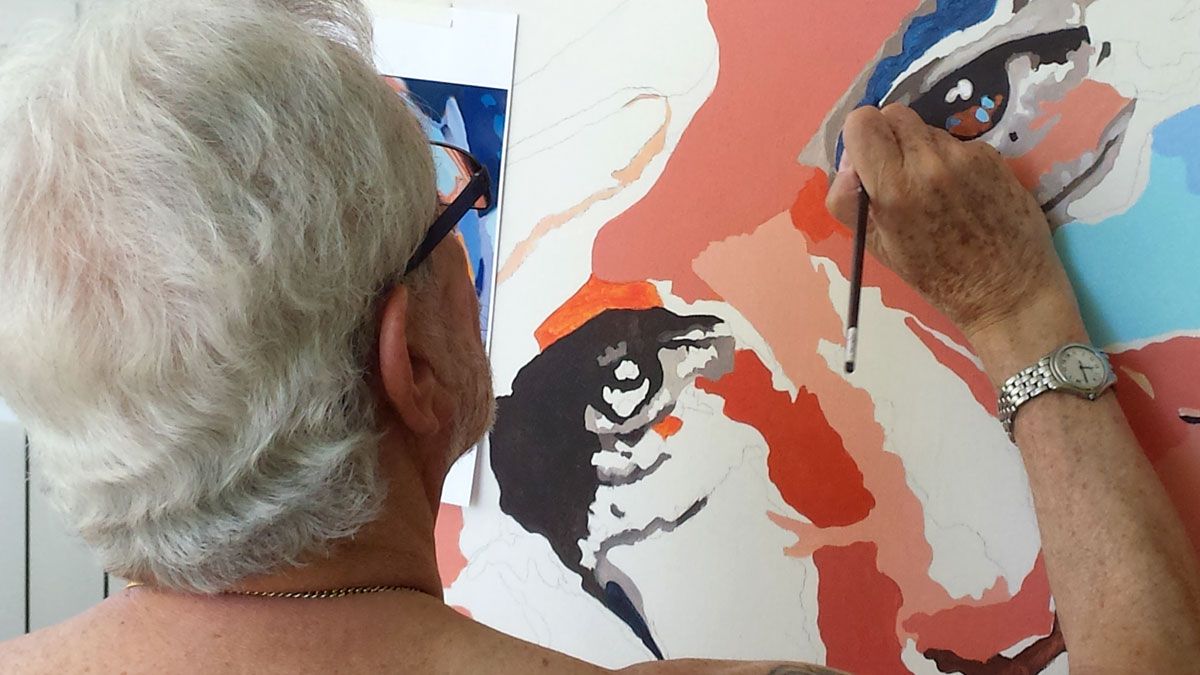 El artista mallorquín criado en Galicia, Juan Pardo, pintando un rostro en su estudio.