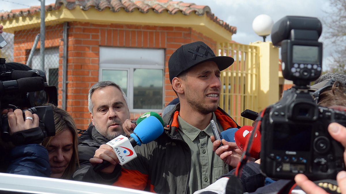 Salida de Victor Rodríguez, 'Viti', unos de los jugadores de la Arandina imputado por agresión sexual de la cárcel de Burgos. | ICAL