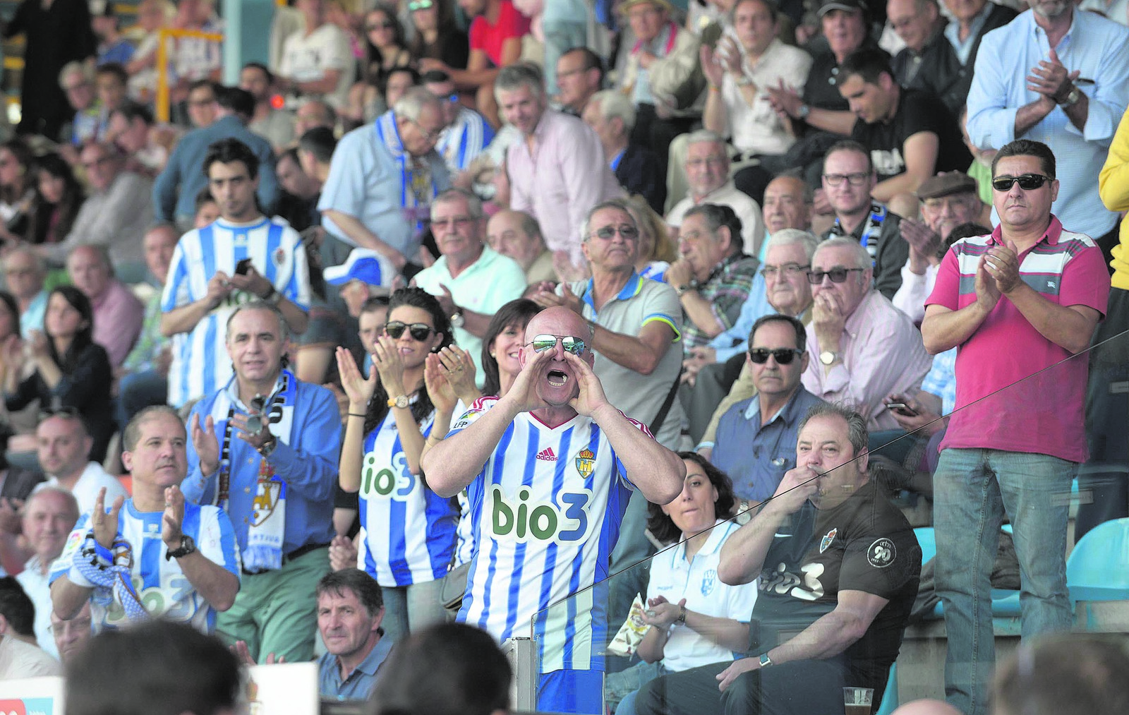 Aficionados de la Deportiva durante un partido en El Toralín. | MAURICIO PEÑA