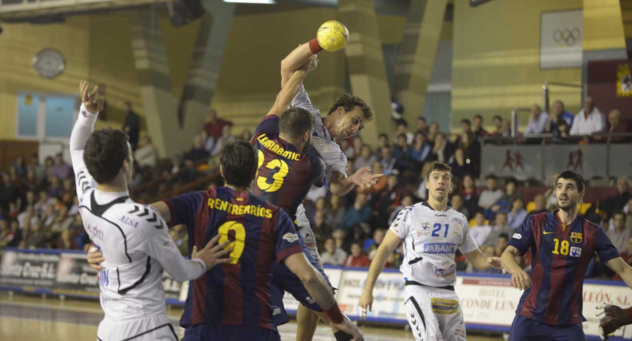 Karabatic detiene el lanzamiento de Joao Silva en el partido de ida en el Palacio de los Deportes. | MAURICIO PEÑA
