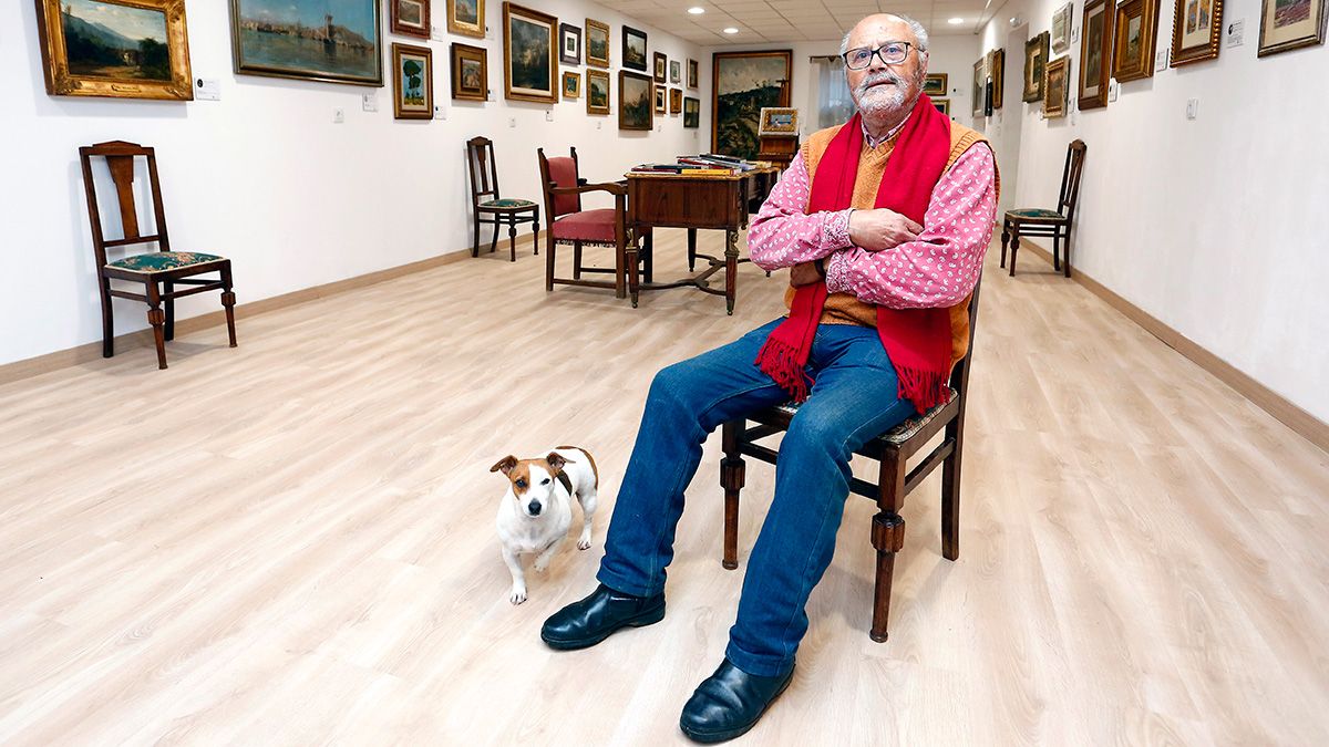 El pintor, escultor y restaurador de arte, José Ajenjo, en la sala de exposiciones de la que es propietario ubicada en la localidad leonesa de Nogales. | ICAL